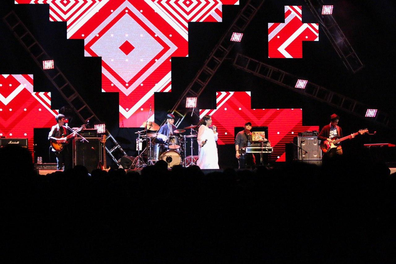 MLDJAZZPROJECT Season 4 di atas panggung dengan backdrop berwarna merah